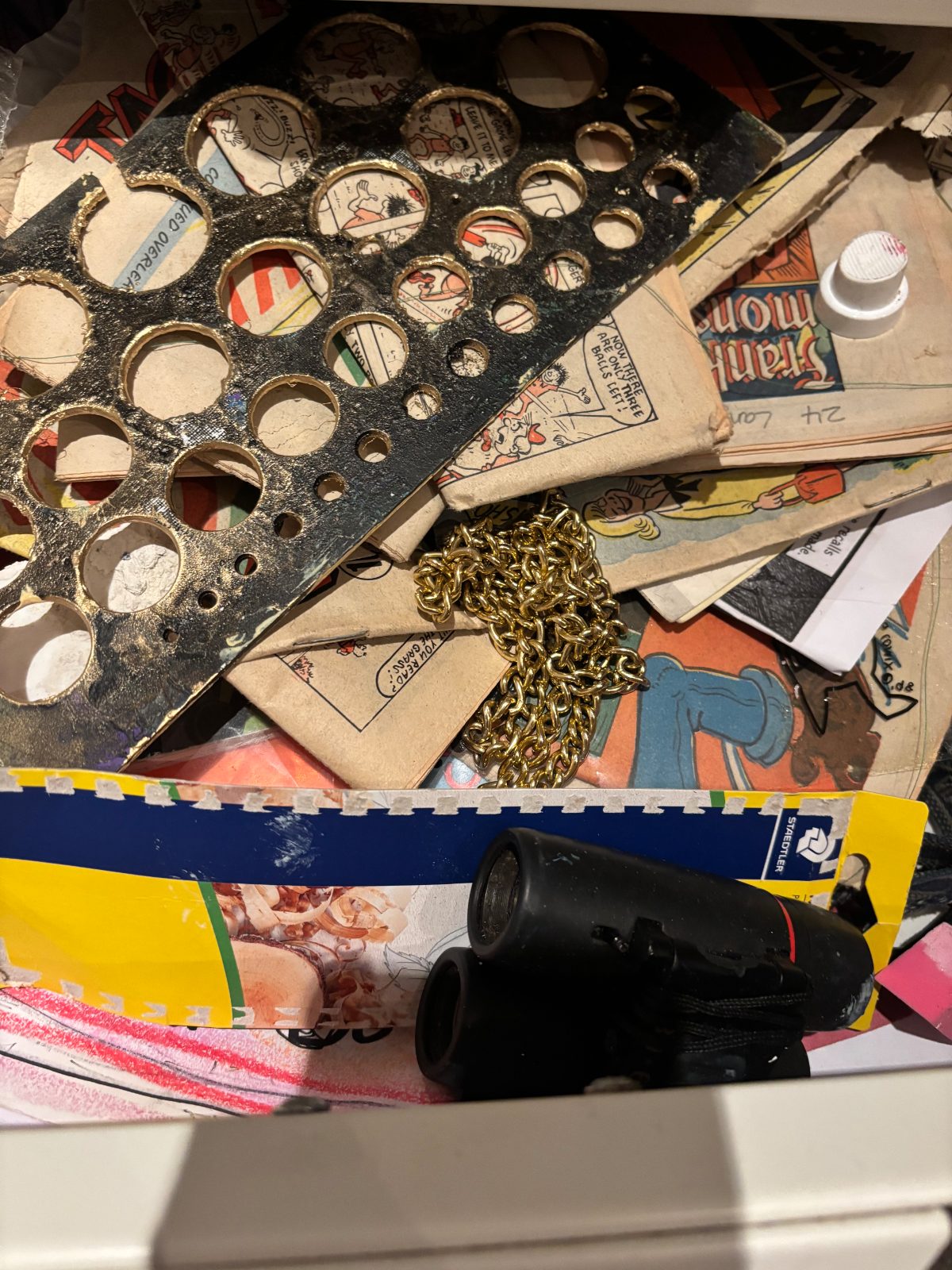 Readymade RM-09 photograph slot